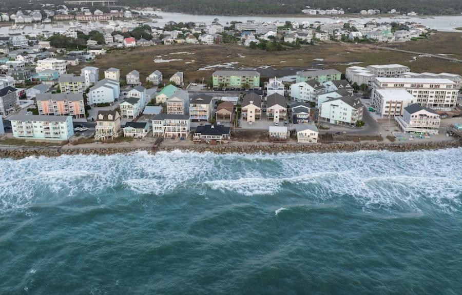 Shoreline of houses vulnerable to rising seas 