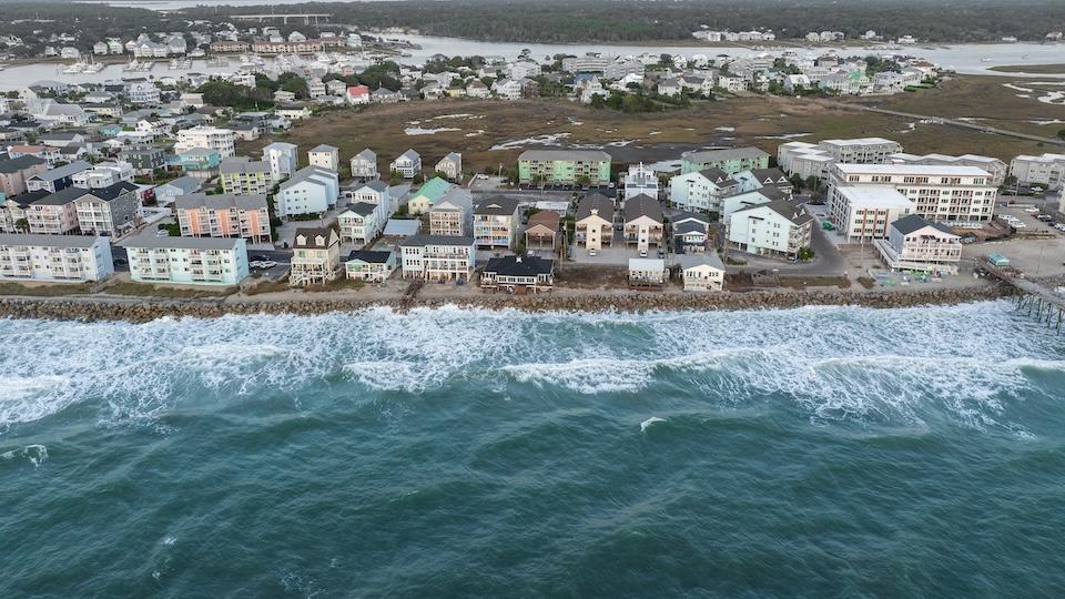 Shoreline of houses vulnerable to rising seas 