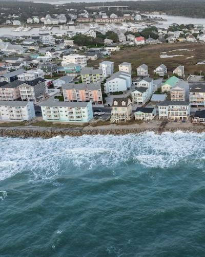 Shoreline of houses vulnerable to rising seas 